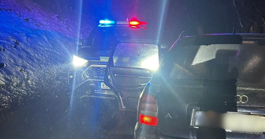 Odic pod vplyvom drog so zakazom soferovania narazil do auta policajnej hliadky