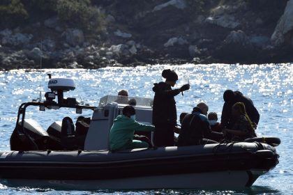 Po potopeni clnu v Egejskom mori zahynuli traja migranti styria su nezvestni