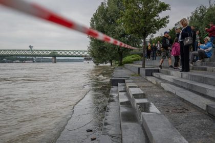 Policajti zachranili mladu zenu ktora skocila do Dunaja