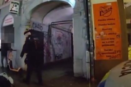 Policia v nedelu zadrzala na Obchodnej ulici v Bratislave muza so sekerou