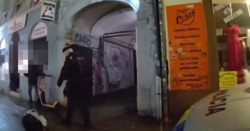 Policia v nedelu zadrzala na Obchodnej ulici v Bratislave muza so sekerou