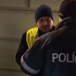 Policia zadrzala Orosza kvoli napisu Demonstrujuci nespochybnjuju Benesove dekrety