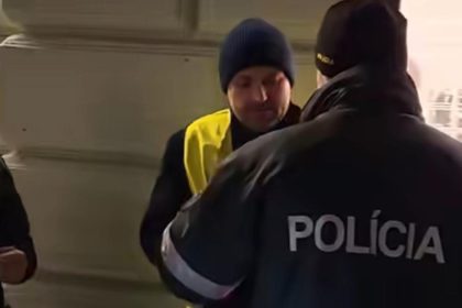 Policia zadrzala Orosza kvoli napisu Demonstrujuci nespochybnjuju Benesove dekrety