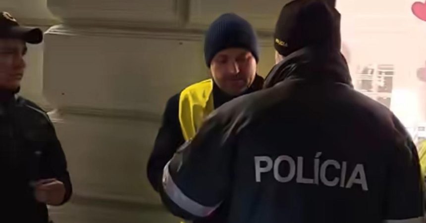 Policia zadrzala Orosza kvoli napisu Demonstrujuci nespochybnjuju Benesove dekrety