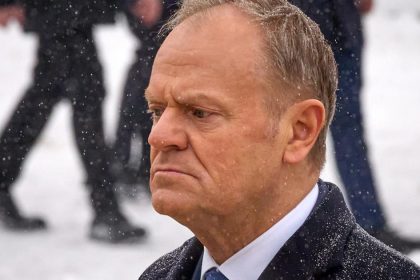 Premier Tusk vyzval polskych obcanov aby okamite opustili Iran