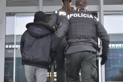 Prepadaval deti a pod hrozbou zbrane ziadal peniaze Skoncil v preventivnej vazbe