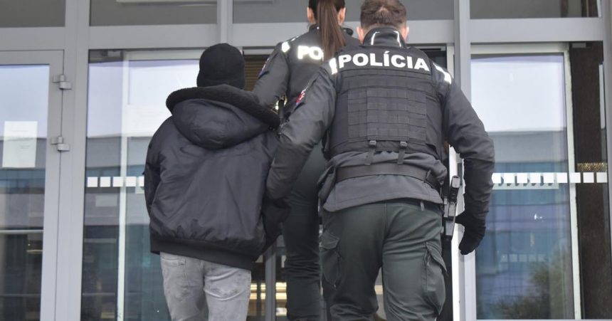 Prepadaval deti a pod hrozbou zbrane ziadal peniaze Skoncil v preventivnej vazbe