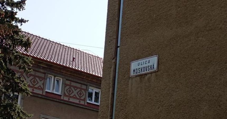 Stoja za Ukrajinou Martincania si uctia obete vojny Moskvu chcu vymazat z ulice aj z kina