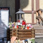 Svajciarsko Docasny pametnik obetiam poziaru v Crans Montane sa zacal palit