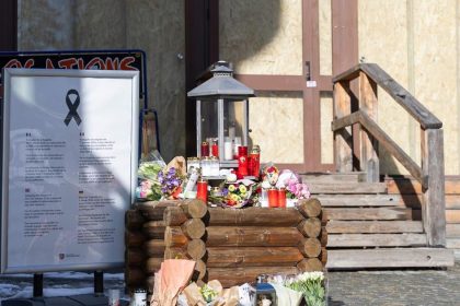 Svajciarsko Docasny pametnik obetiam poziaru v Crans Montane sa zacal palit