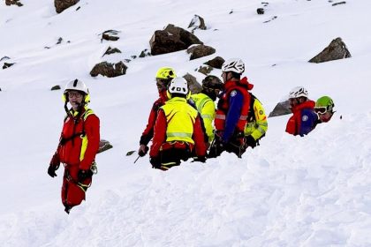 Taliansko Lavina v Alpach zabila dvoch lyziarov 1 osoba je v kritickom stave