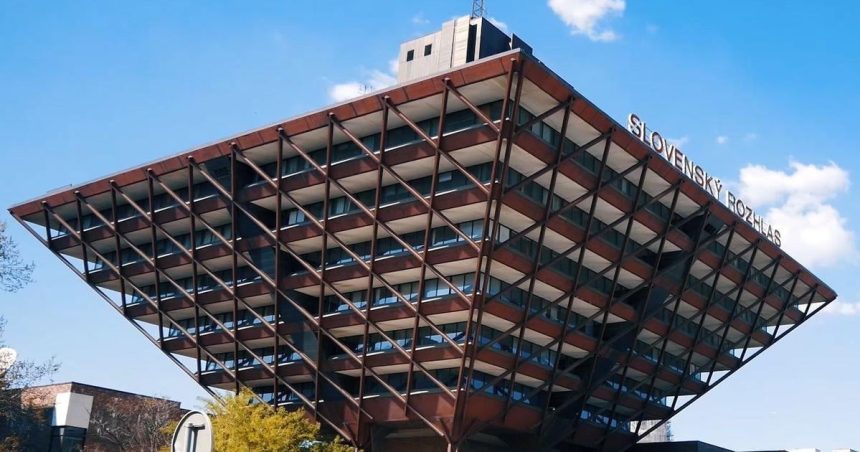 Ustavny sud v svislosti so zakonom o STVR obratil na Sudny dvor EU