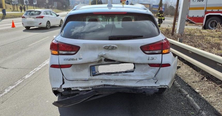 V Kosiciach doslo k zrazke troch aut nehoda si vyzadala najmenej jedneho zraneneho