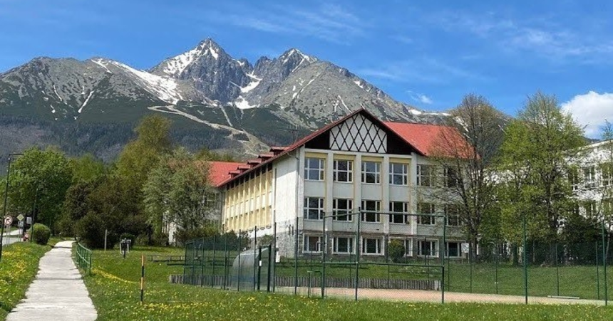 VYSOKE TATRY V pripade odvolania riaditelky ZS v Tatranskej Lomnici boli vsetkym poskytnute dokumenty na ktere mam zo zakona opravnenie Korzar Spis a Gemer SME