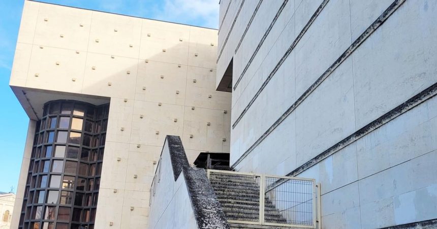 Z divadla uz roky odpadava obklad terasy su uzavrete Zupa caka na schvalenie financii firmu vybrali uz vlani