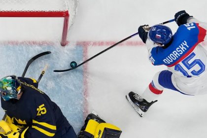 ked Duri vystrelil isiel som do brancky hovori Dvorsky Golova hokejka skoncila na tribune