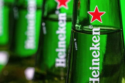 pivovarnicky gigant heineken planue v priebehu dvoch rokov prepustit az 6000 zamestnancov