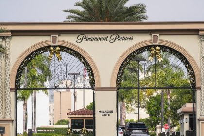 spolocnost warner bros uzavrela zmluvu o prevzati so skupinou paramount