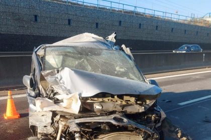 znicene auta poskodena protihlukova stena vodic osobneho automobilu bol v case narazu mimo vozidla