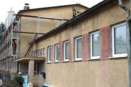 Do modernizacie Strednej odbornej skoly v Handlovej investuju miliony prace by mali byt dokoncene do augusta