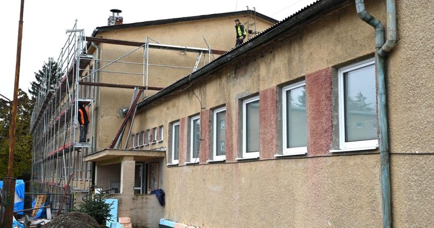 Do modernizacie Strednej odbornej skoly v Handlovej investuju miliony prace by mali byt dokoncene do augusta