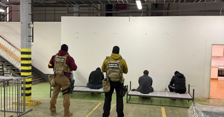 Financna sprava odhalila na zapade Slovenska nelegalnu vyrobu cigariet skoda sa odhaduje na statisice eur