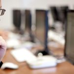 Firmam chybuju odborici s kritickym myslenim a znalostou AI