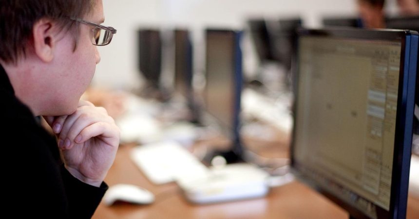 Firmam chybuju odborici s kritickym myslenim a znalostou AI