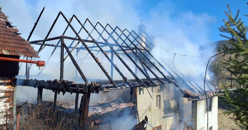 Hasici mali rusnu sobotu v okrese horeli dva domy Dve osoby skoncili v nemocnici