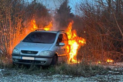 Horiace auto v Prievidzi bolo nahlasene na tiesnovu linku Pri udalosti sa nikto nezranil