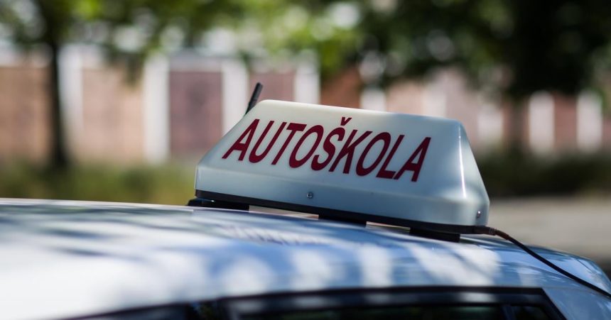 Instruktori autoskod by nemali prist o opravnenie ak po dvoch rokoch neabsolvuju doskolovaci kurz