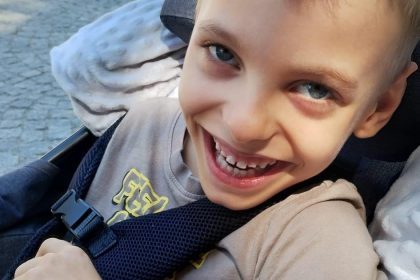 Je priputany na lozko no medzi detmi rozkvitol Oliviera podporuje cela skola