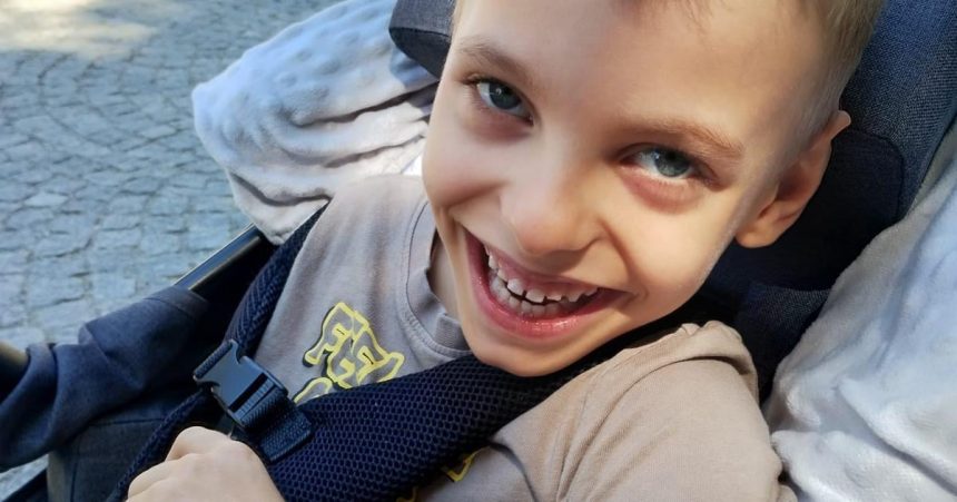 Je priputany na lozko no medzi detmi rozkvitol Oliviera podporuje cela skola