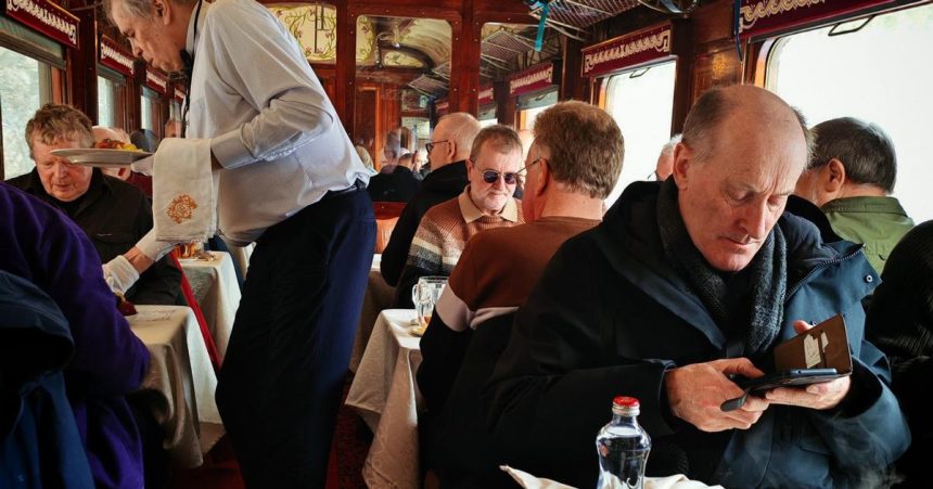 Lesk dreva historicky porcelan noblesa Cestujte v case s moravskym Orient expresom