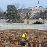 Ludia vo fontane meniace sa vodne lemy a svetla Dosky su pre rekonstrukcia sa zacina