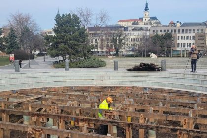 Ludia vo fontane meniace sa vodne lemy a svetla Dosky su pre rekonstrukcia sa zacina