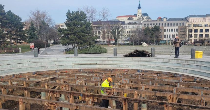 Ludia vo fontane meniace sa vodne lemy a svetla Dosky su pre rekonstrukcia sa zacina