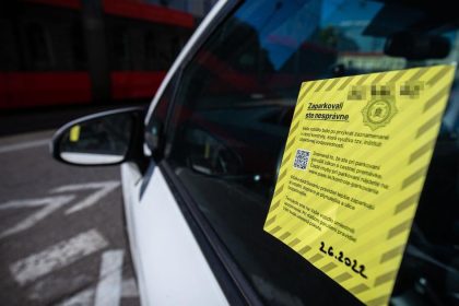 Magistrat povazuje obvinenie z diskriminacie v parkovani za nepravdive