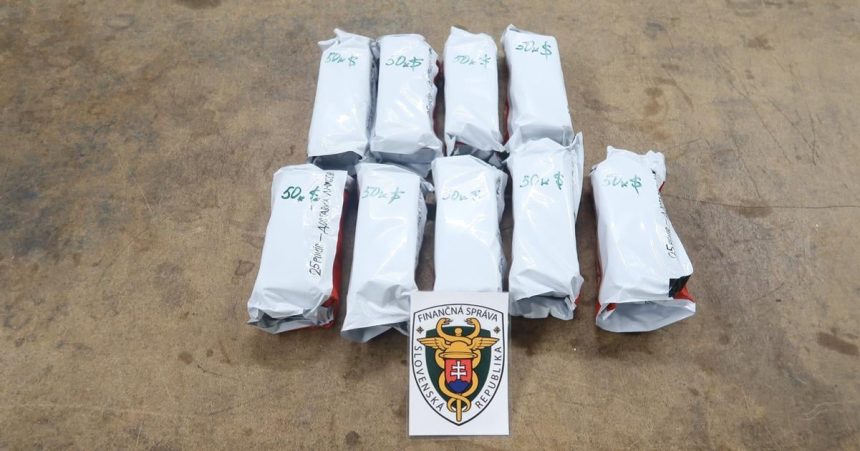 Muz na hranici tvrdil ze prevaza cigarety v aute mal ukrytych 450 tisic dolarov