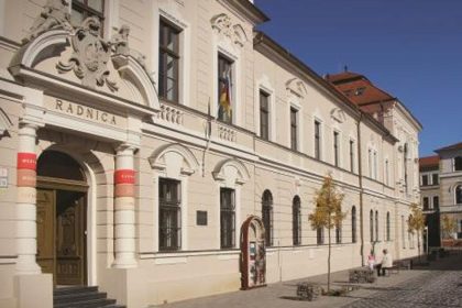 Muzeum ziskalo vzacne predmety z byvalych smaltovni ktore sa kedysi vyvozili do zahranicia