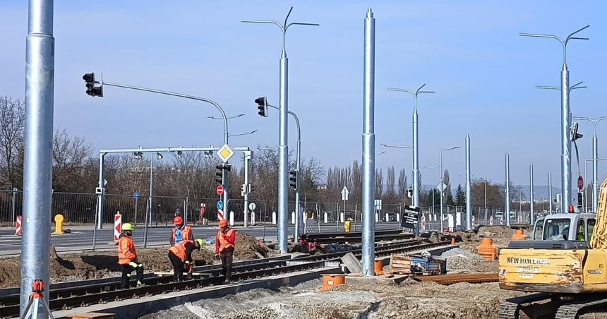 Na modernizovanej trati otvoria prvy novy zeleznicny prejazd Zacne sa crtat aj budovany terminal
