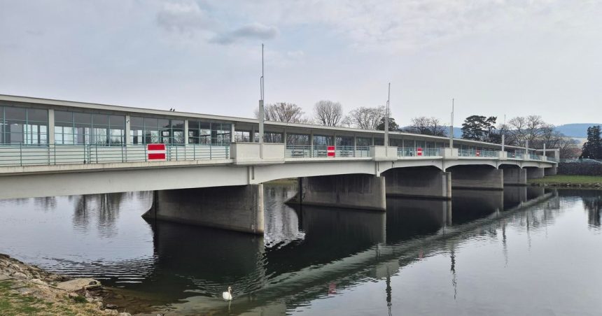 Nemecka armada ho vyhodila do vzduchu dnes bojuje s casom Ikonicky most je v havarijnom stave