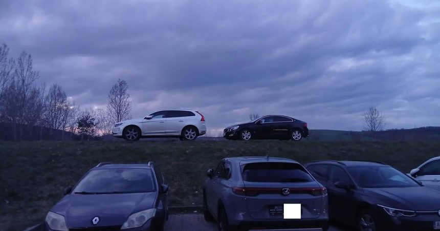 Nezastavi ich ani dopravne znacenie Vodici opakovane parkuju na hradzi Vahu napriek zakazom