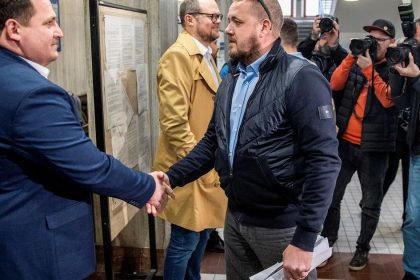 Obvinenym v kauze Kajucnik podozrivo odobrali mobily Inspekcia zasah obhajuje