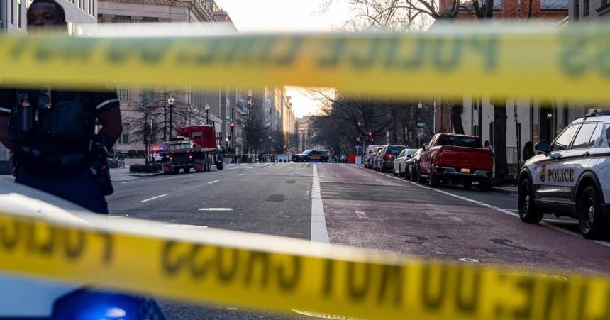 Okolie Bieleho domu bolo uzavrete po naraze dodavky do bezpecnostnej barieky