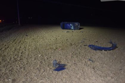 Plechy boli roztrosene po poli auto sa po naraze do znacky viackrat prevratilo