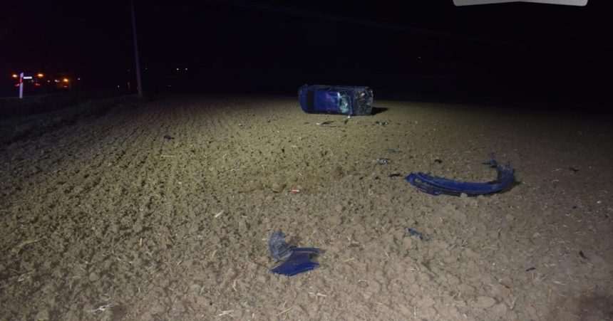 Plechy boli roztrosene po poli auto sa po naraze do znacky viackrat prevratilo