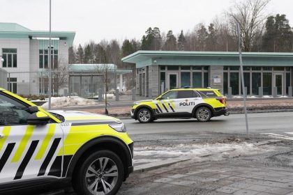 Po utoku na americku ambasadu v Osle zadrzali matku so tromi synmi
