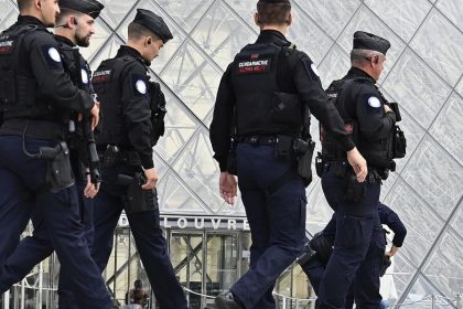 Policia v Parizi zmarila bombovy utok pred Bankou Amerike
