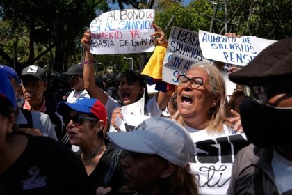 Pracuju ci a seniori vo Venezuele poziaduju zvysenie miezd a dochodkov